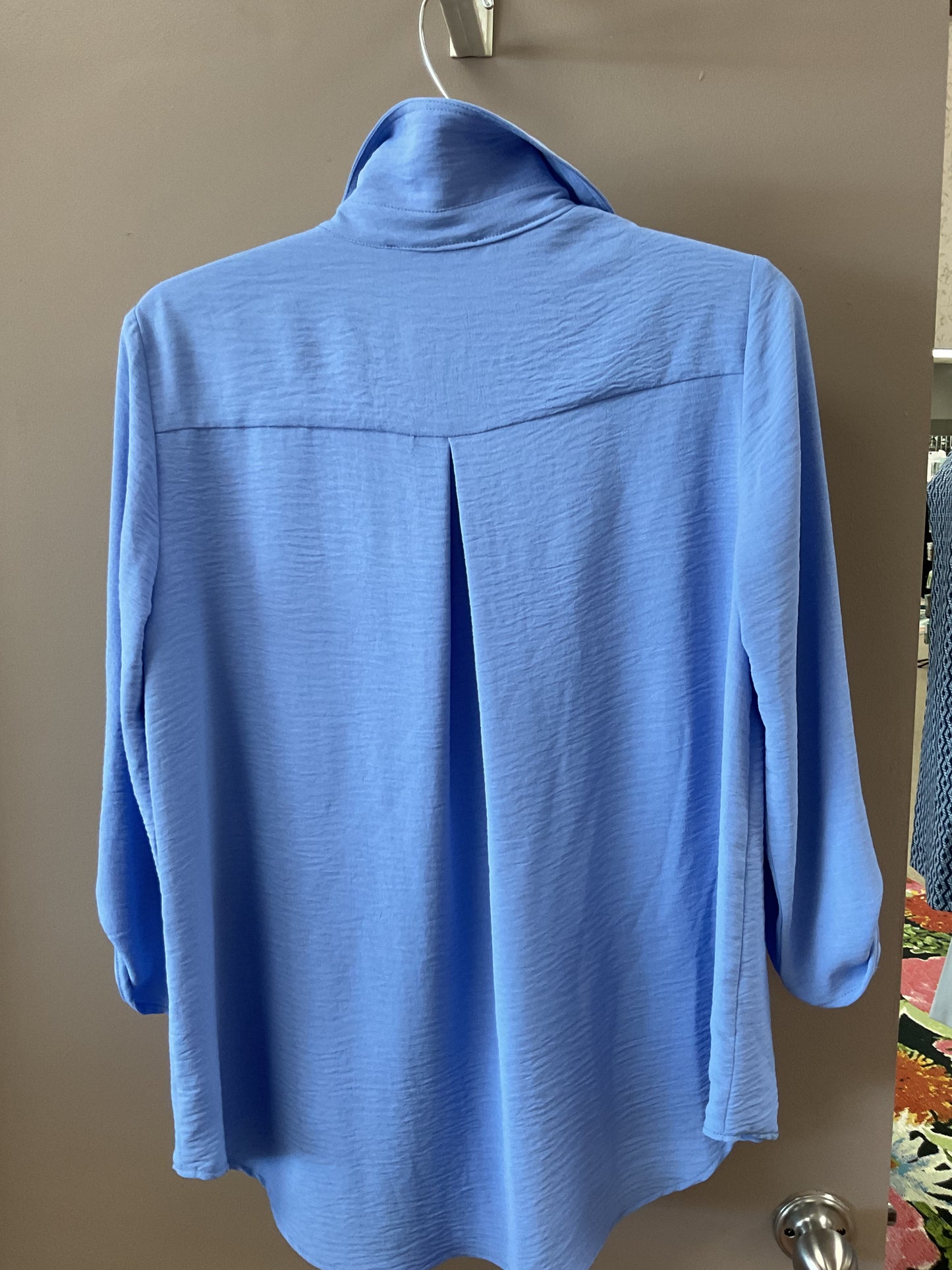 SOFT WORKS THREE QUARTER TAB SLEEVE BUTTON UP BLOUSE