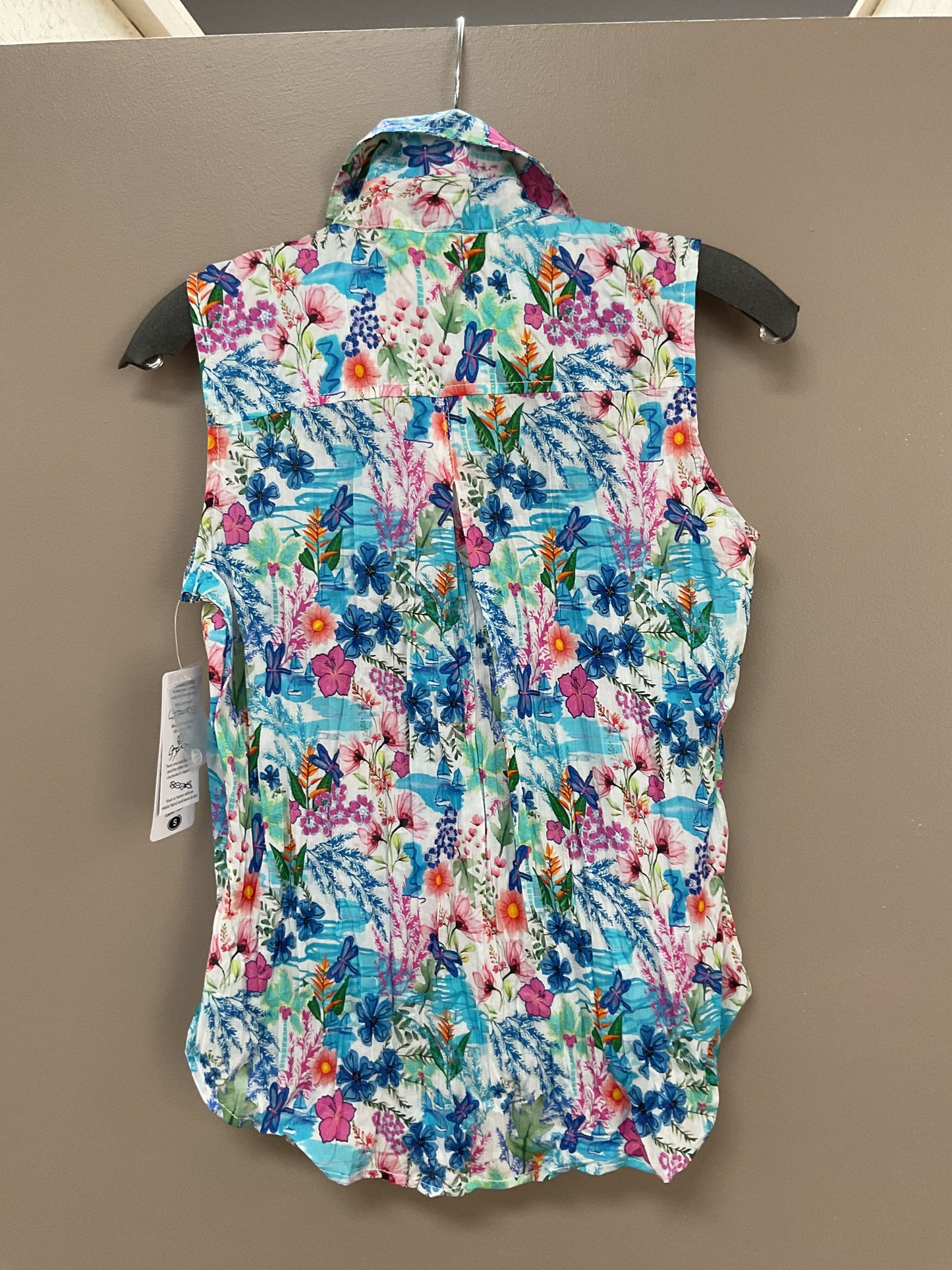 LU LU B LIGHT & AIRY SLEEVELESS COLLARED TOP