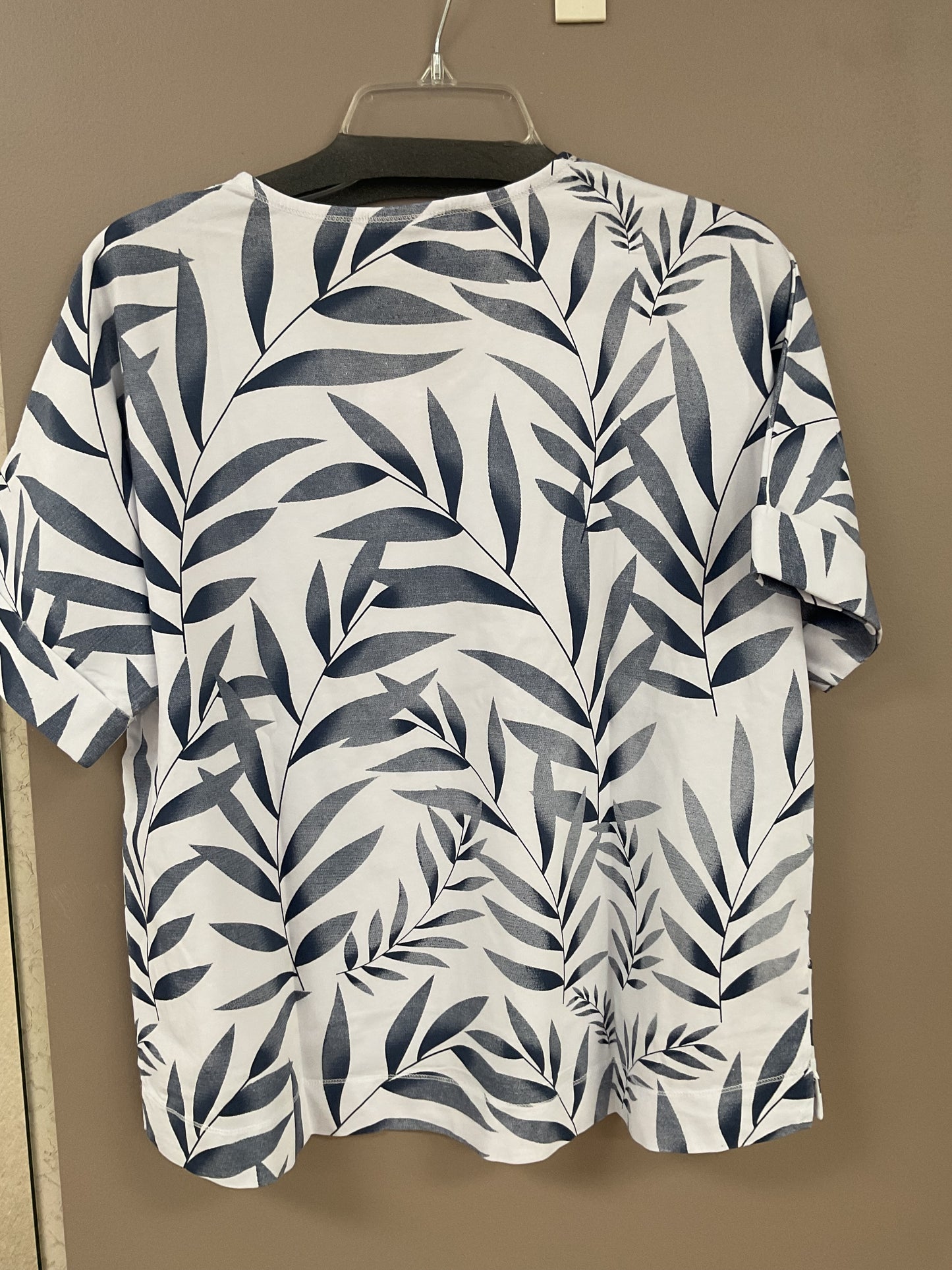 WILD PALMS LEAF PRINT VNECK TOP