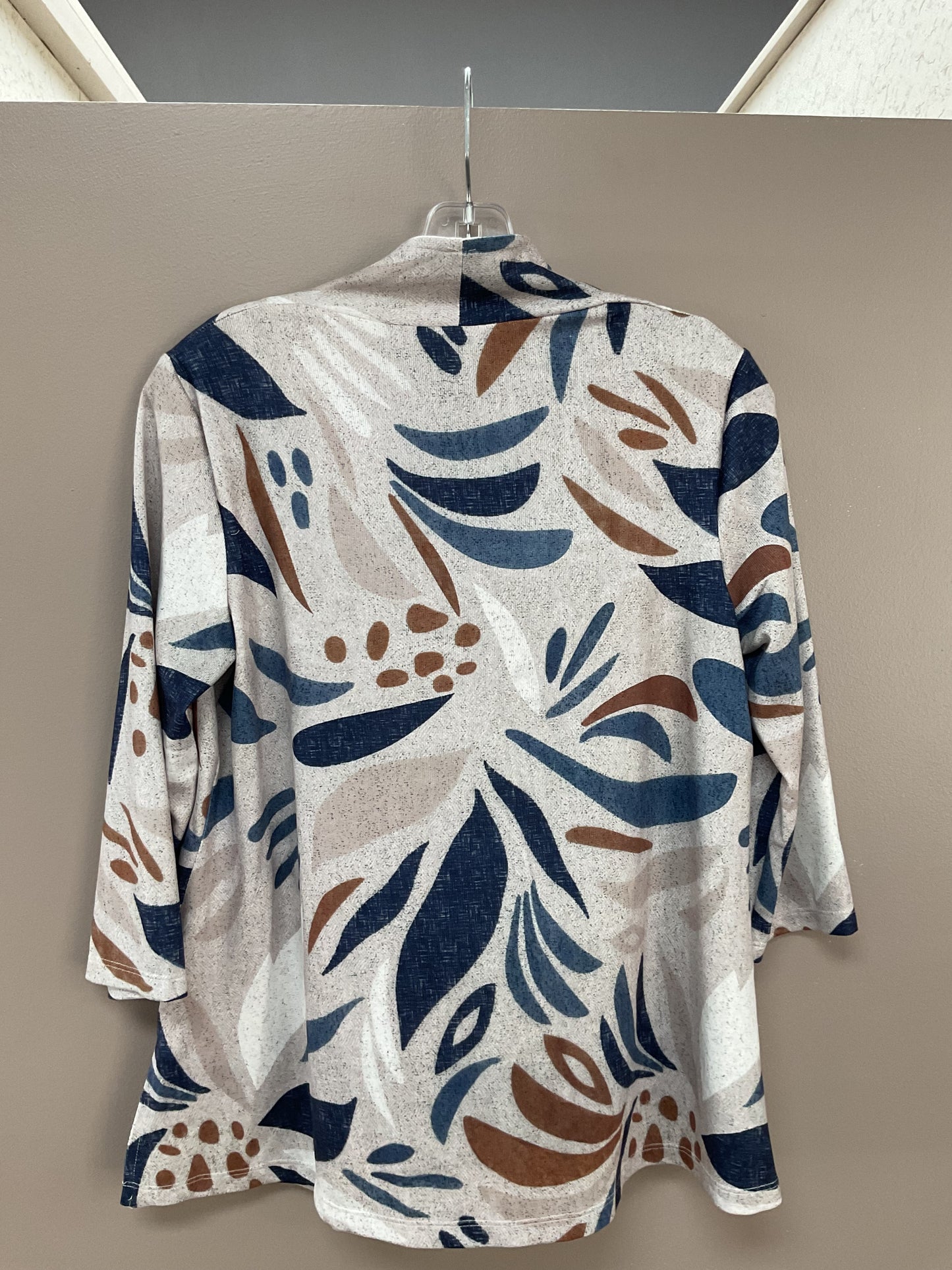 SOFT WORKS NAVY & CAMEL PATTERNED TOP