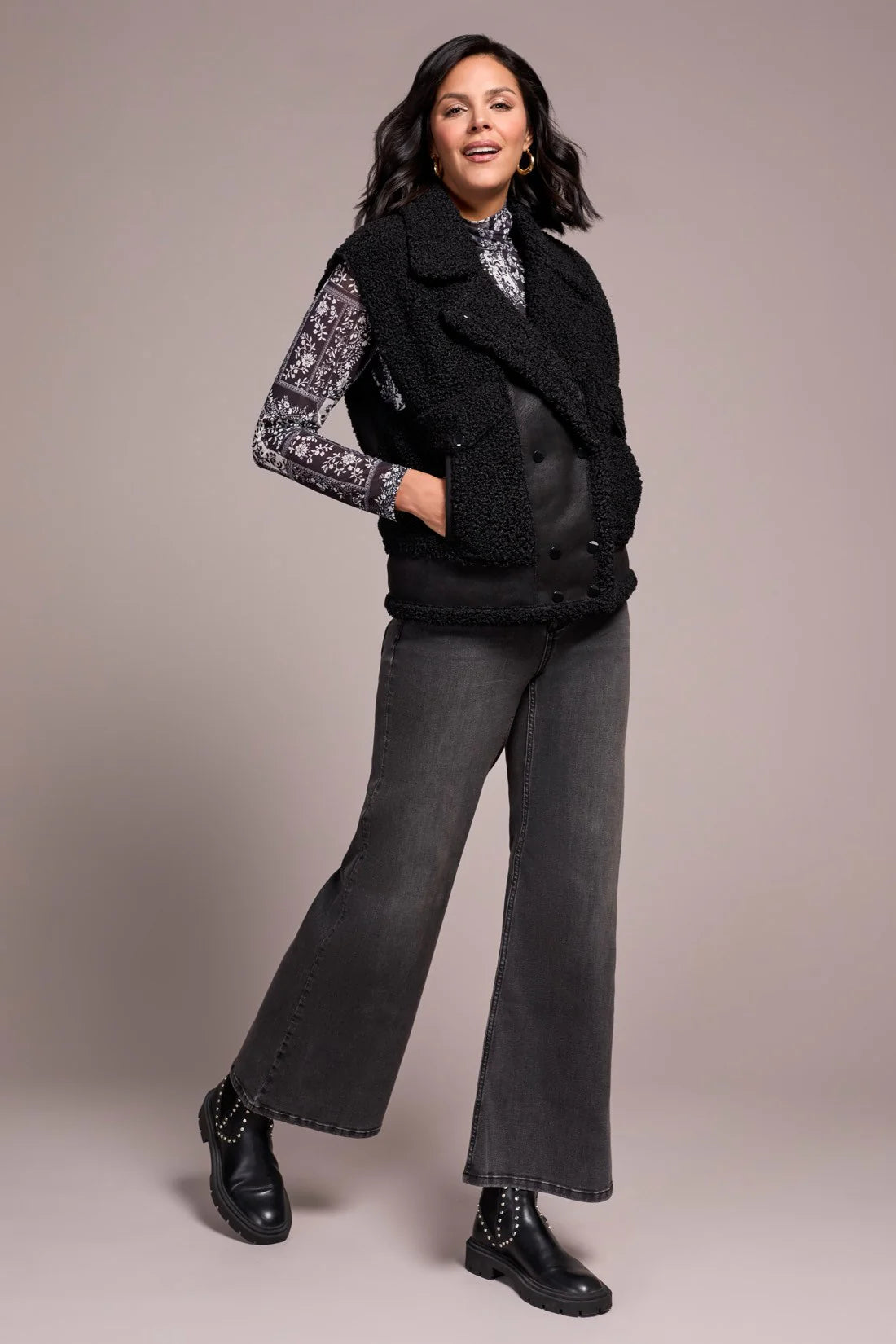 TRIBAL SHERPA VEST IN BLACK