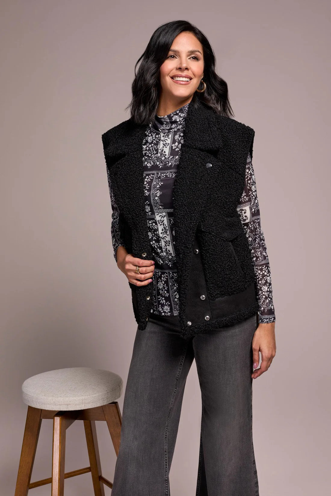 TRIBAL SHERPA VEST IN BLACK