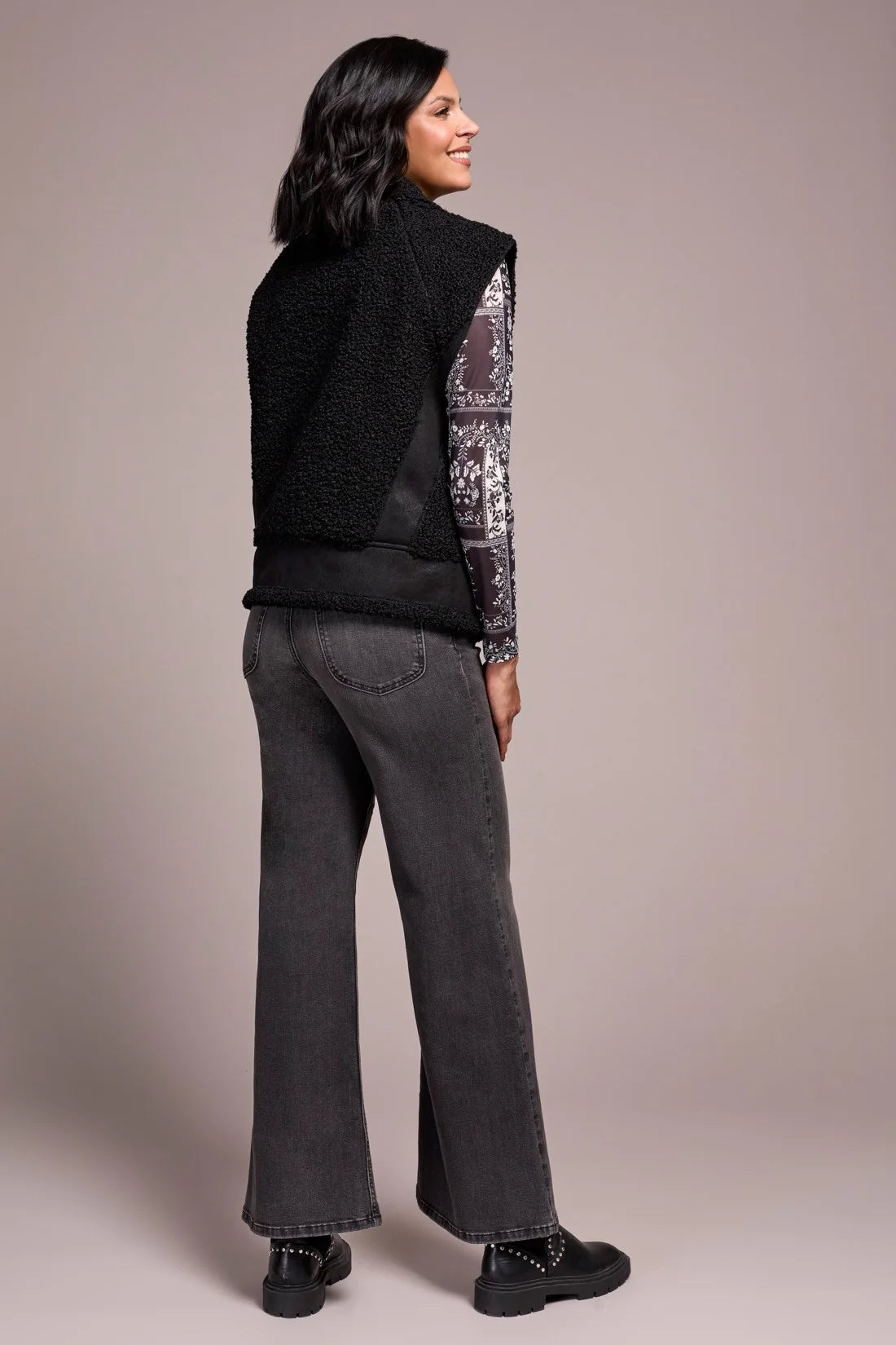 TRIBAL SHERPA VEST IN BLACK